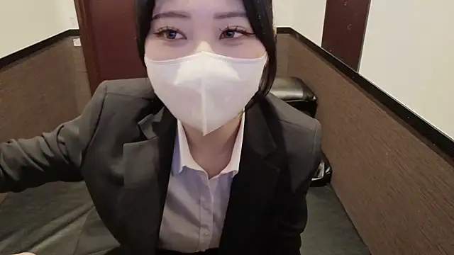 Snapshot of _Mirei_ chatting on November 17, 2025, 5:00 am Mirei online show from November 17, 2025, 5:00 am