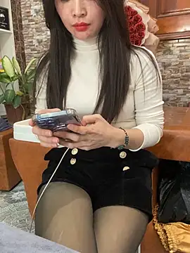 Snapshot of Phale2x chatting on November 21, 2025, 7:29 am Phale2x online show from November 21, 2025, 7:29 am