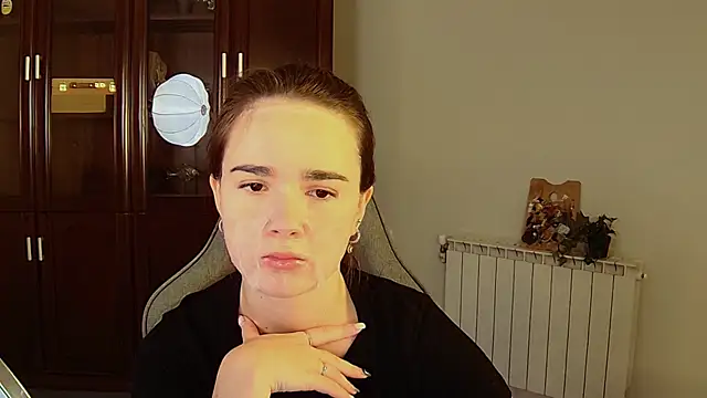 Snapshot of May_Bloom chatting on October 29, 2025, 5:39 am May Bloom online show from October 29, 2025, 5:39 am