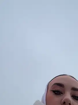 KiraSunshine online show from November 12, 2025, 3:32 am