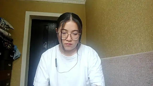 LinneaHyles online show from November 10, 2025, 4:17 am