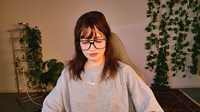 KiraVair online show from April 4, 2026, 7:04 am