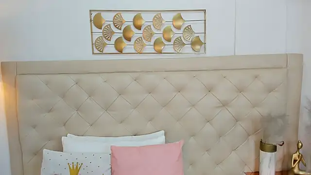 lucia lorenz online show from November 26, 2025, 11:32 am