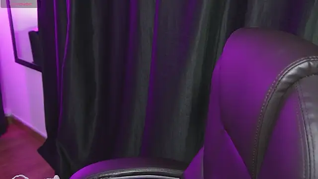 littlee red online show from April 21, 2026, 8:37 pm