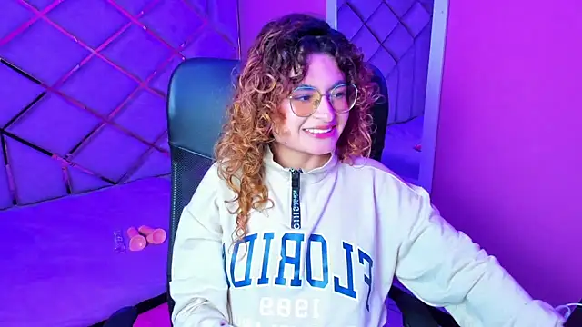 EmiliRouse  online show from November 20, 2025, 4:13 am