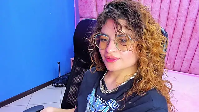 EmiliRouse  online show from November 9, 2025, 5:39 pm