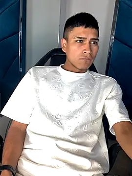 Snapshot of Emiliano_Reyes chatting on November 22, 2025, 3:05 am Emiliano Reyes online show from November 22, 2025, 3:05 am