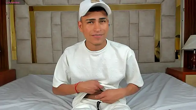 Snapshot of Emiliano_Reyes chatting on November 13, 2025, 2:37 am Emiliano Reyes online show from November 13, 2025, 2:37 am