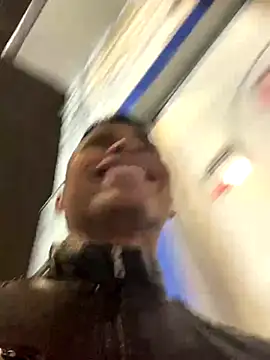 Snapshot of Emiliano_Reyes chatting on November 30, 2025, 2:12 am Emiliano Reyes online show from November 30, 2025, 2:12 am