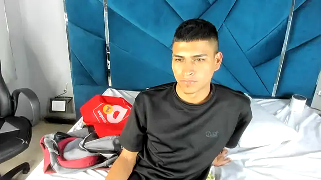 Snapshot of Emiliano_Reyes chatting on November 19, 2025, 3:28 am Emiliano Reyes online show from November 19, 2025, 3:28 am