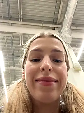 kira mia online show from November 26, 2025, 3:23 pm