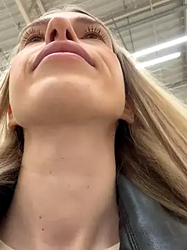 kira mia online show from December 17, 2025, 3:28 pm