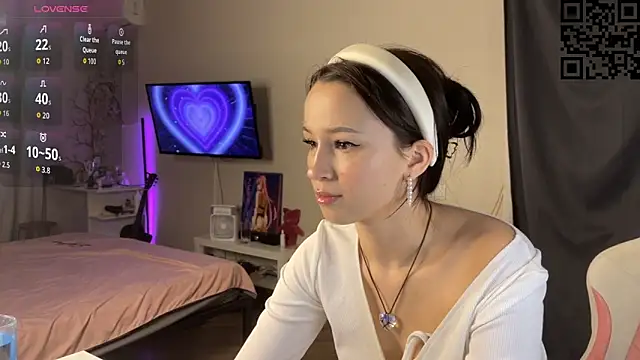 ella simons online show from November 8, 2025, 2:04 am