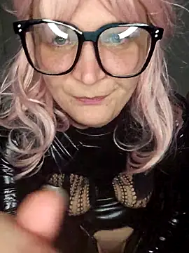 LunaXshade online show from October 28, 2025, 12:59 pm