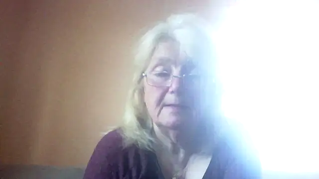 AmyLove353 online show from April 28, 2026, 4:28 am