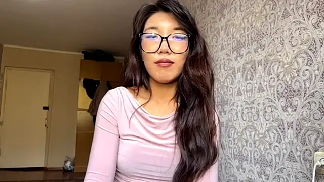Snapshot of EsterCassius chatting on October 24, 2025, 8:02 am EsterCassius online show from October 24, 2025, 8:02 am