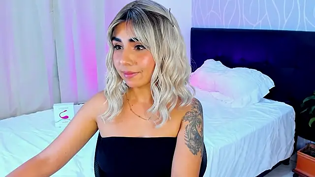 Emilyvalk  online show from November 4, 2025, 10:57 pm