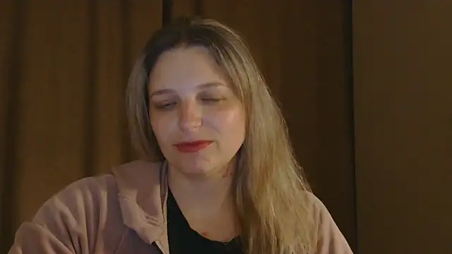 ElisSky301 online show from April 12, 2026, 8:23 pm