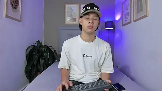 ApoloRicci online show from October 29, 2025, 7:24 pm