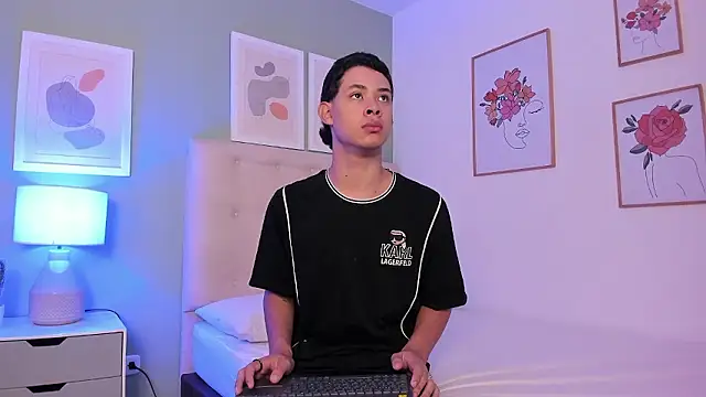 ApoloRicci online show from January 11, 2026, 4:58 pm