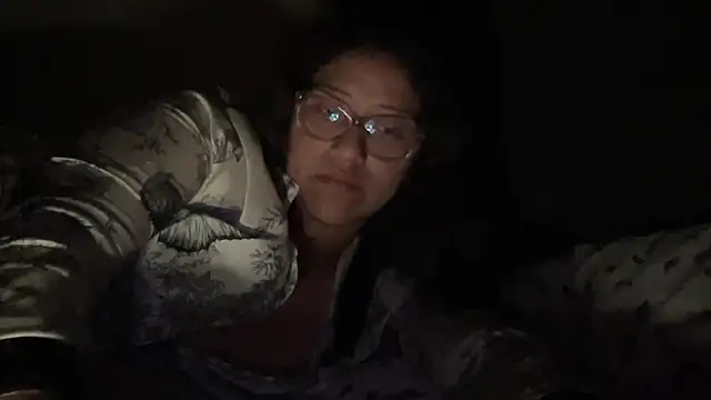 Snapshot of Kmiii21 chatting on November 10, 2025, 5:12 am Kmiii21 online show from November 10, 2025, 5:12 am