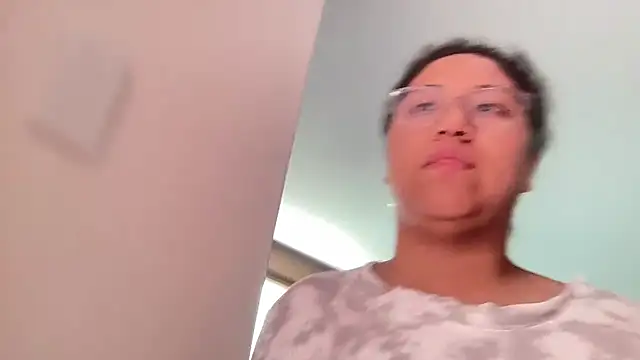 Snapshot of Kmiii21 chatting on February 10, 2026, 5:45 pm Kmiii21 online show from February 10, 2026, 5:45 pm