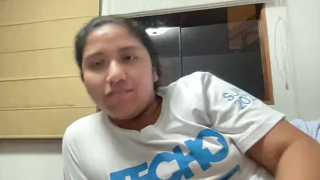 Snapshot of Kmiii21 chatting on December 15, 2025, 2:06 am Kmiii21 online show from December 15, 2025, 2:06 am