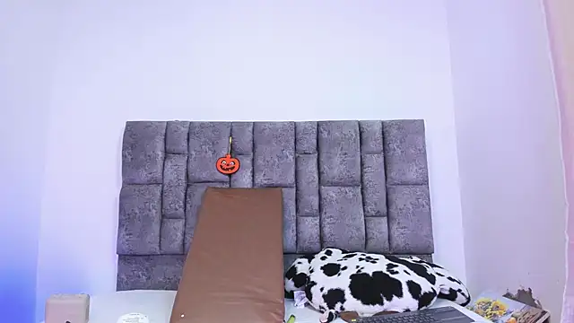 miah storm online show from October 28, 2025, 4:24 am