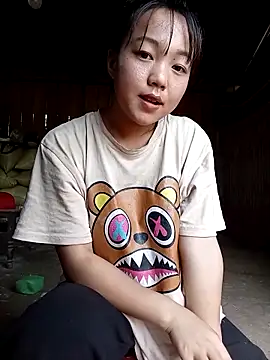 Quynhsumon online show from April 3, 2026, 2:51 am