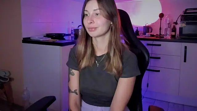 Kira-meow online show from November 13, 2025, 4:00 pm