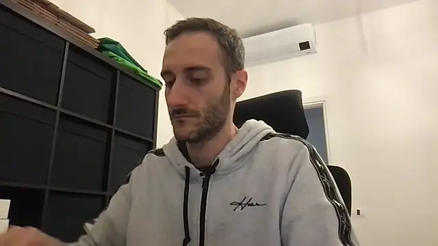 Snapshot of LukaShyGuy chatting on November 26, 2025, 9:04 pm LukaShyGuy online show from November 26, 2025, 9:04 pm