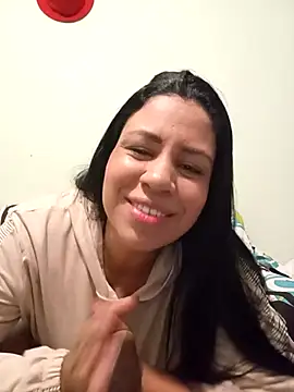 LeilaTaylor online show from December 4, 2025, 1:43 pm