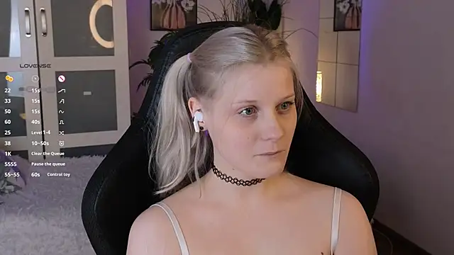 ShineJoan online show from November 28, 2025, 9:59 pm