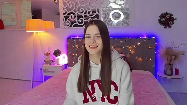 LuisaClover online show from December 21, 2025, 1:13 pm