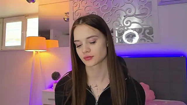 LuisaClover online show from March 8, 2026, 1:25 pm