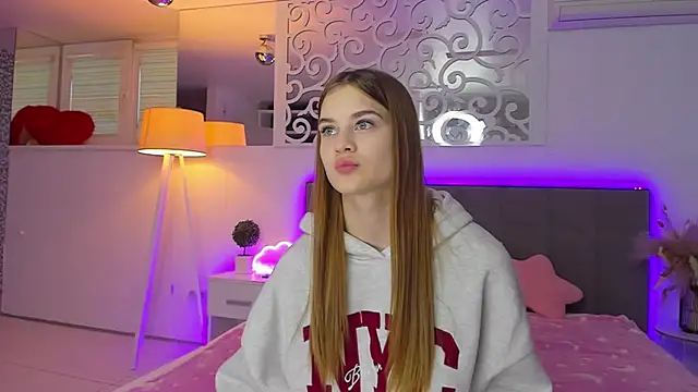 LuisaClover online show from December 3, 2025, 1:21 pm