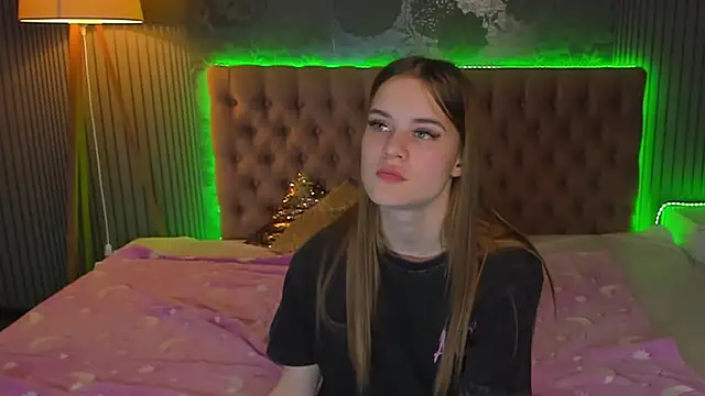 LuisaClover online show from November 18, 2025, 2:42 pm