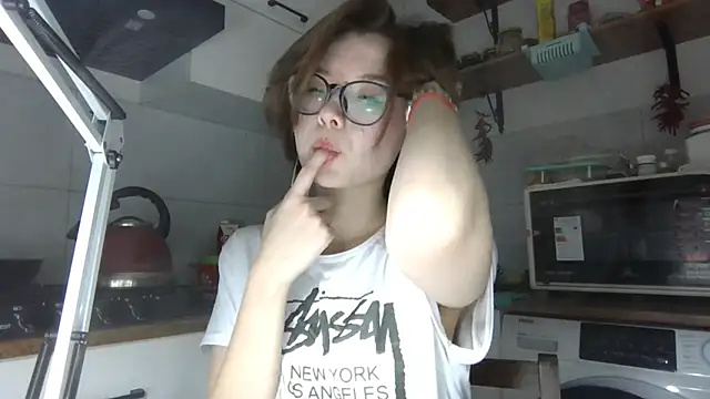 Snapshot of LilysTaylor chatting on October 23, 2025, 5:55 pm LilysTaylor online show from October 23, 2025, 5:55 pm