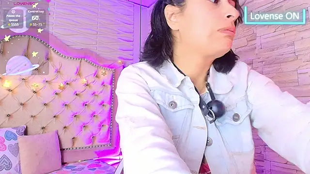 Roxanne Han online show from December 14, 2025, 12:11 pm