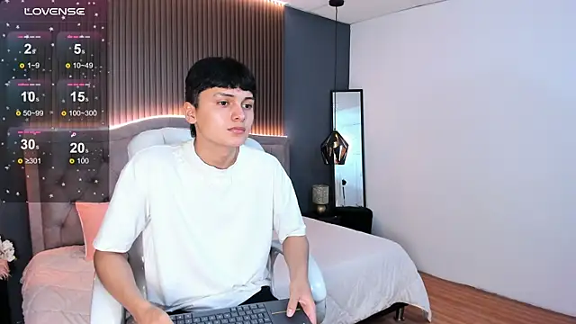 Maxii18  online show from November 14, 2025, 7:06 pm