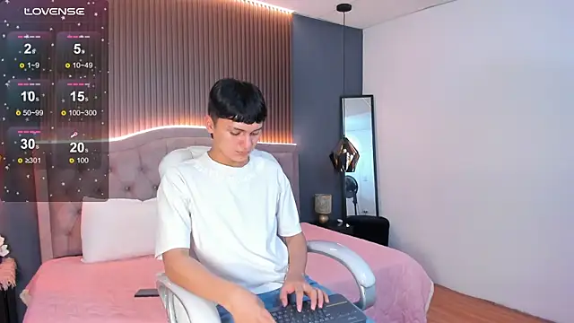 Maxii18  online show from November 7, 2025, 7:29 pm