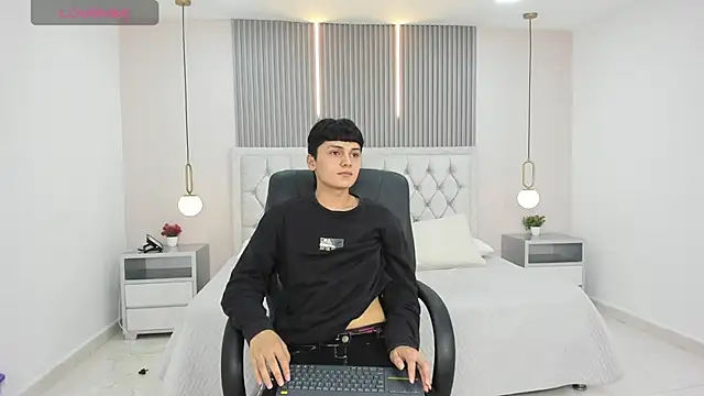 Maxii18  online show from December 5, 2025, 6:39 pm