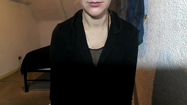 Aromaloveqq online show from November 6, 2025, 2:32 pm