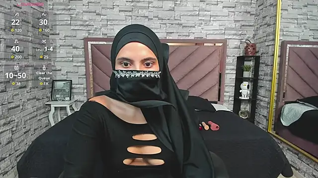 Dania Halabi online show from October 28, 2025, 7:02 pm