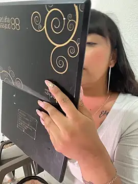 misschloe  online show from October 29, 2025, 2:16 pm