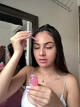 IslaCole online show from April 6, 2026, 6:53 pm