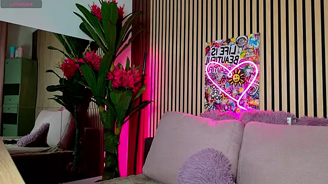 Snapshot of MirunaHaze chatting on April 14, 2026, 3:44 am MirunaHaze online show from April 14, 2026, 3:44 am
