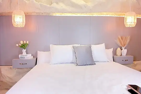 AmyColman  online show from April 4, 2026, 11:50 am