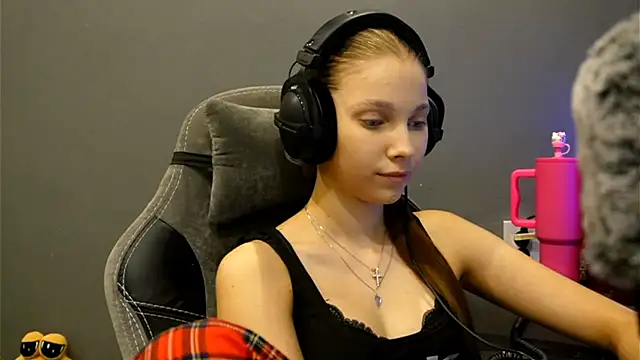 Softixq online show from December 17, 2025, 3:17 pm