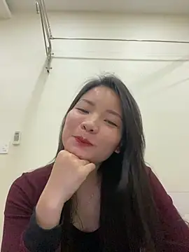 Bee Yellow00 online show from December 17, 2025, 4:28 am